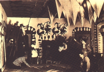 Preparativi per uno spettacolo futurista a Rovereto, nel 1923, organizzato da Depero